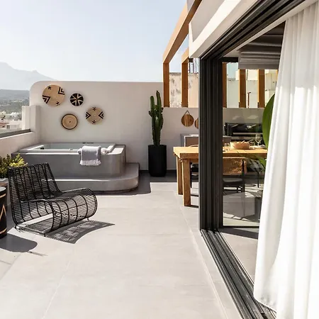 The With Outdoor Hot Tub *