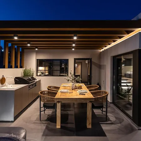 The With Outdoor Hot Tub *